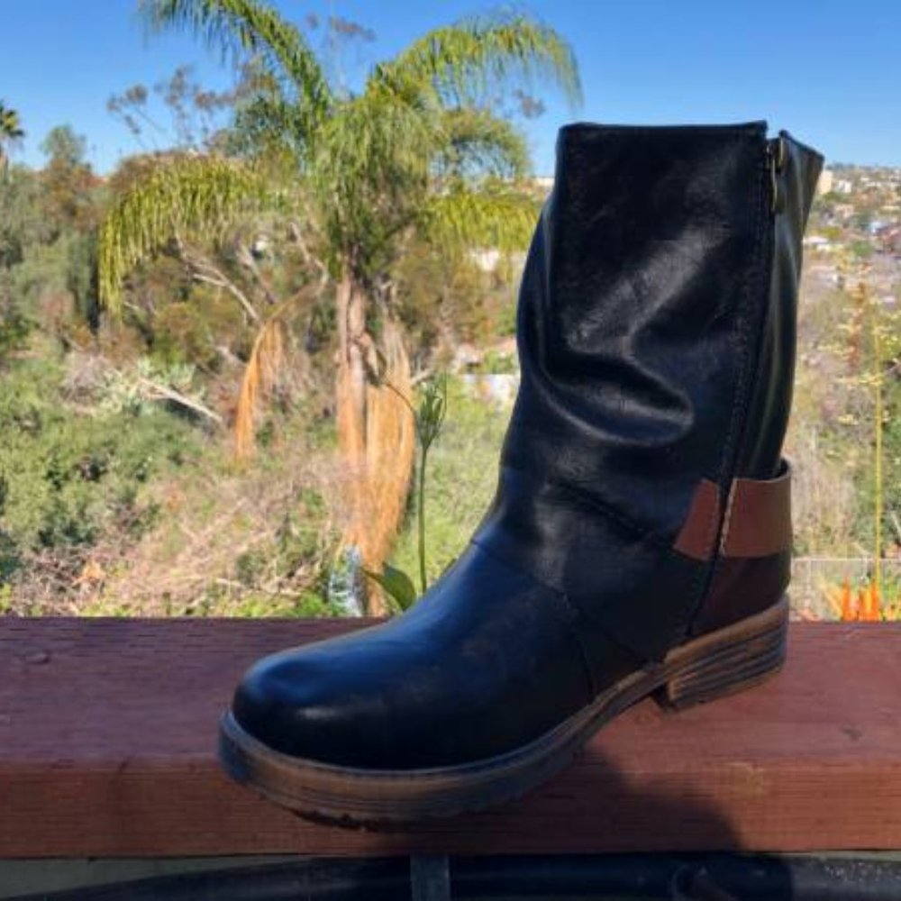 LEATHER BOOTS